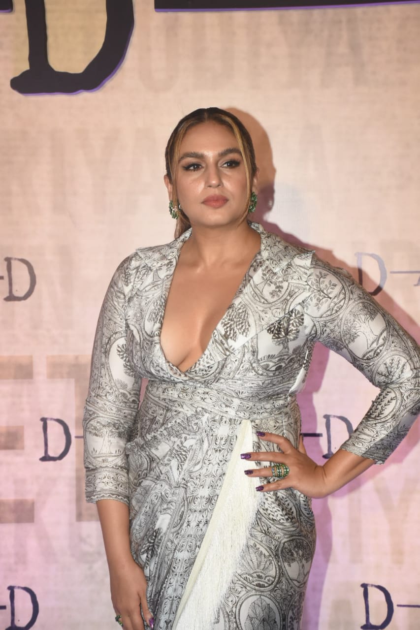 Sexy Huma Qureshi Steals All Limelight In Screening See Hot Photos