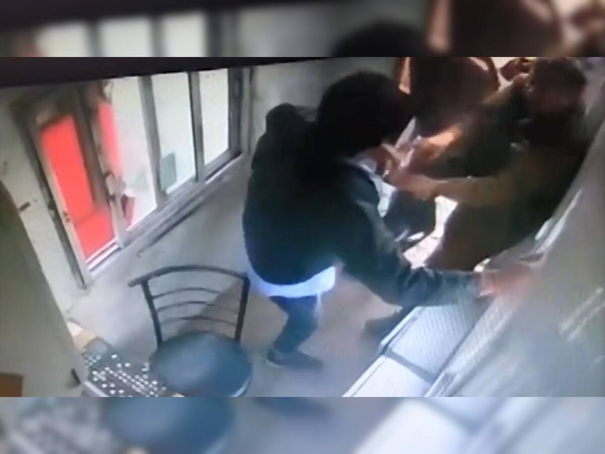 VIDEO: CCTVમાં કેદ થઈ ટોલ કર્મચારીઓની ગુંડાગર્દી, બસ ડ્રાઇવરનું માથું ફોડ્યું