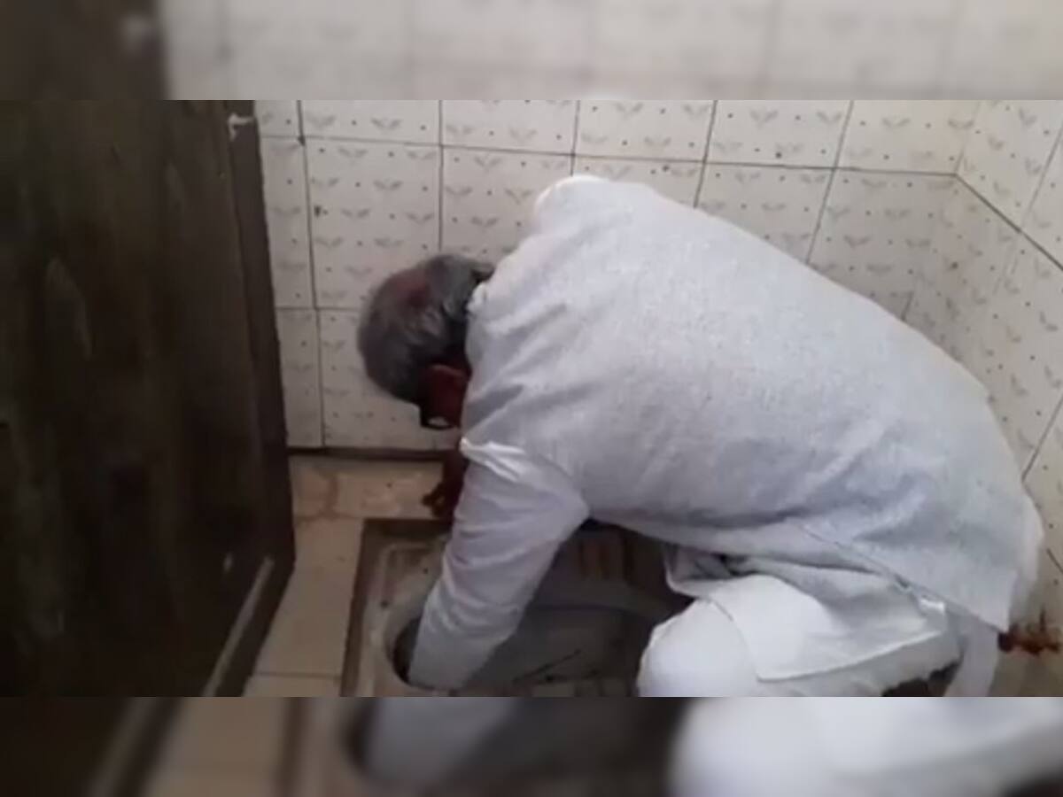  મધ્ય પ્રદેશ: BJP સાંસદે ટોઈલેટમાં હાથ નાખીને કરી સફાઈ, વાઈરલ થયો VIDEO