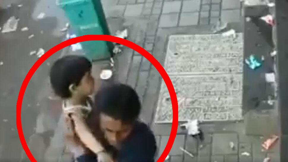 VIDEO : દુકાનની બહારથી અઢી વર્ષની બાળકીનું અપહરણ, 6 કલાક પછી મળ્યું ધાર્યું ન હોય એવું પરિણામ VIDEO : દુકાનની બહારથી અઢી વર્ષની બાળકીનું અપહરણ, 6 કલાક પછી મળ્યું ધાર્યું ન હોય એવું પરિણામ