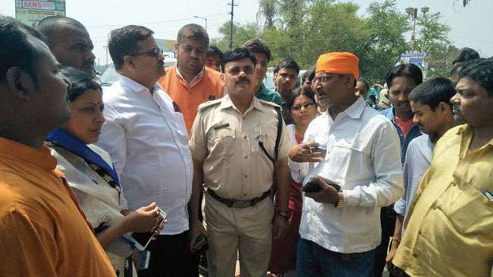 PM મોદી વિરુદ્ધ લાલુ સમર્થકોનો ખુની ખેલ: BJP નેતાનાં તલવારથી કટકા કર્યા PM મોદી વિરુદ્ધ લાલુ સમર્થકોનો ખુની ખેલ: BJP નેતાનાં તલવારથી કટકા કર્યા