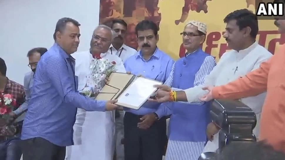 શિવરાજસિંહે 28 પાકિસ્તાની વિસ્થાપિતોને આપ્યું ભારતીય નાગરિકતા પ્રમાણ પત્ર શિવરાજસિંહે 28 પાકિસ્તાની વિસ્થાપિતોને આપ્યું ભારતીય નાગરિકતા પ્રમાણ પત્ર