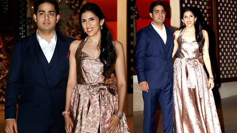 PICS: મુકેશ-નીતા અંબાણીએ આકાશ-શ્લોકા માટે રાખી સીક્રેટ પાર્ટી, એંટીલિયા થયો જશ્ન PICS: મુકેશ-નીતા અંબાણીએ આકાશ-શ્લોકા માટે રાખી સીક્રેટ પાર્ટી, એંટીલિયા થયો જશ્ન