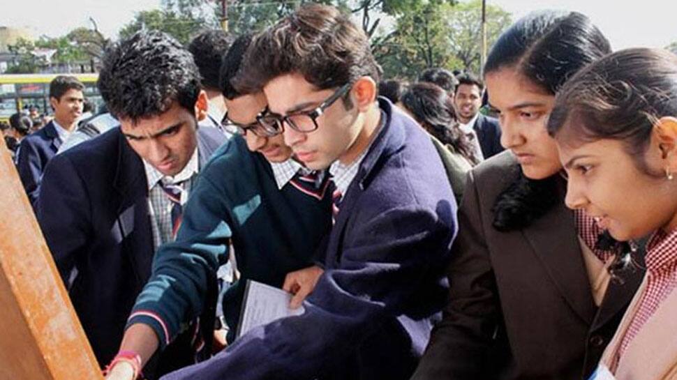 CBSE Result 2018 : 12માનું પરિણામ જાહેર, ગાઝિયાબાદની મેઘના બની ટોપર CBSE Result 2018 : 12માનું પરિણામ જાહેર, ગાઝિયાબાદની મેઘના બની ટોપર