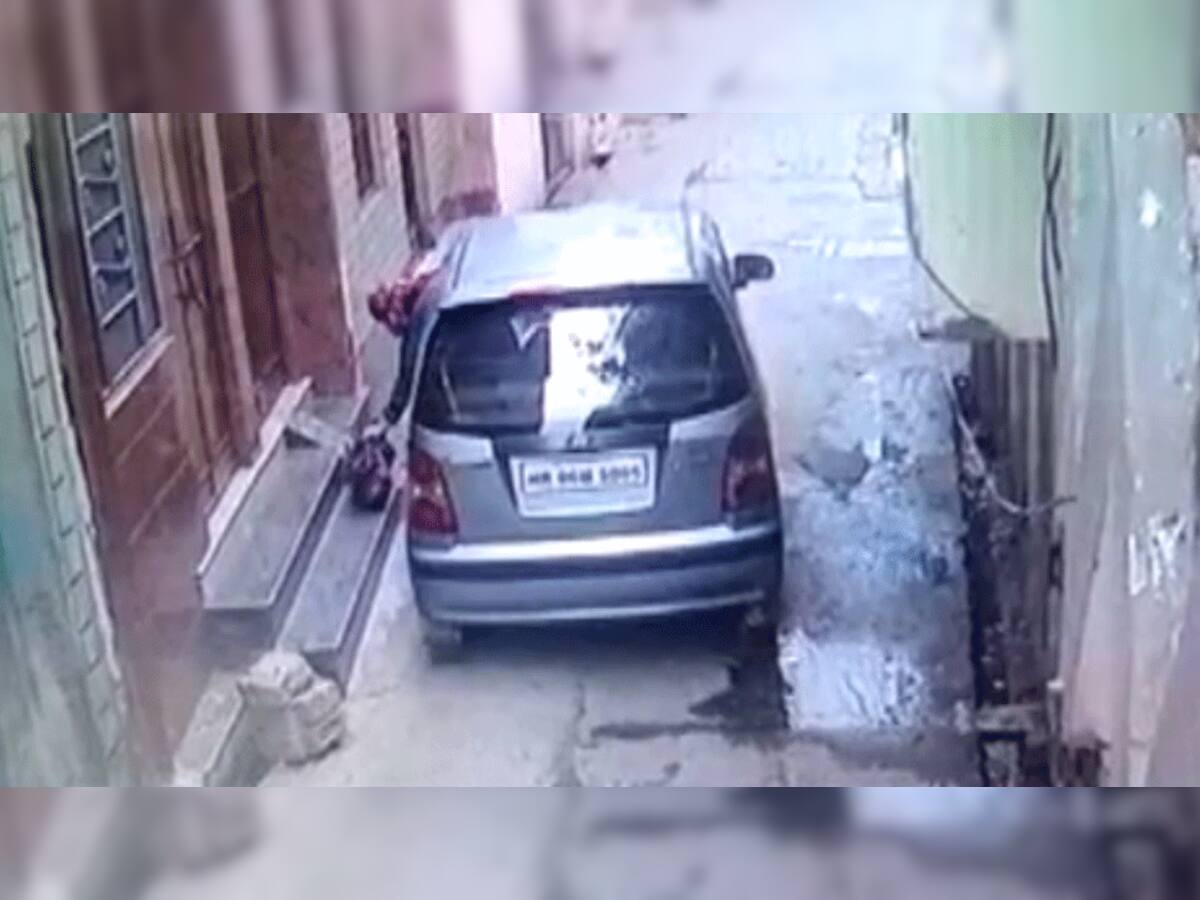 ફિટકાર છે આ માતાને, 2 દિવસની માસૂમ બાળકીને કારમાંથી ફેંકીને જતી રહી, જુઓ VIDEO