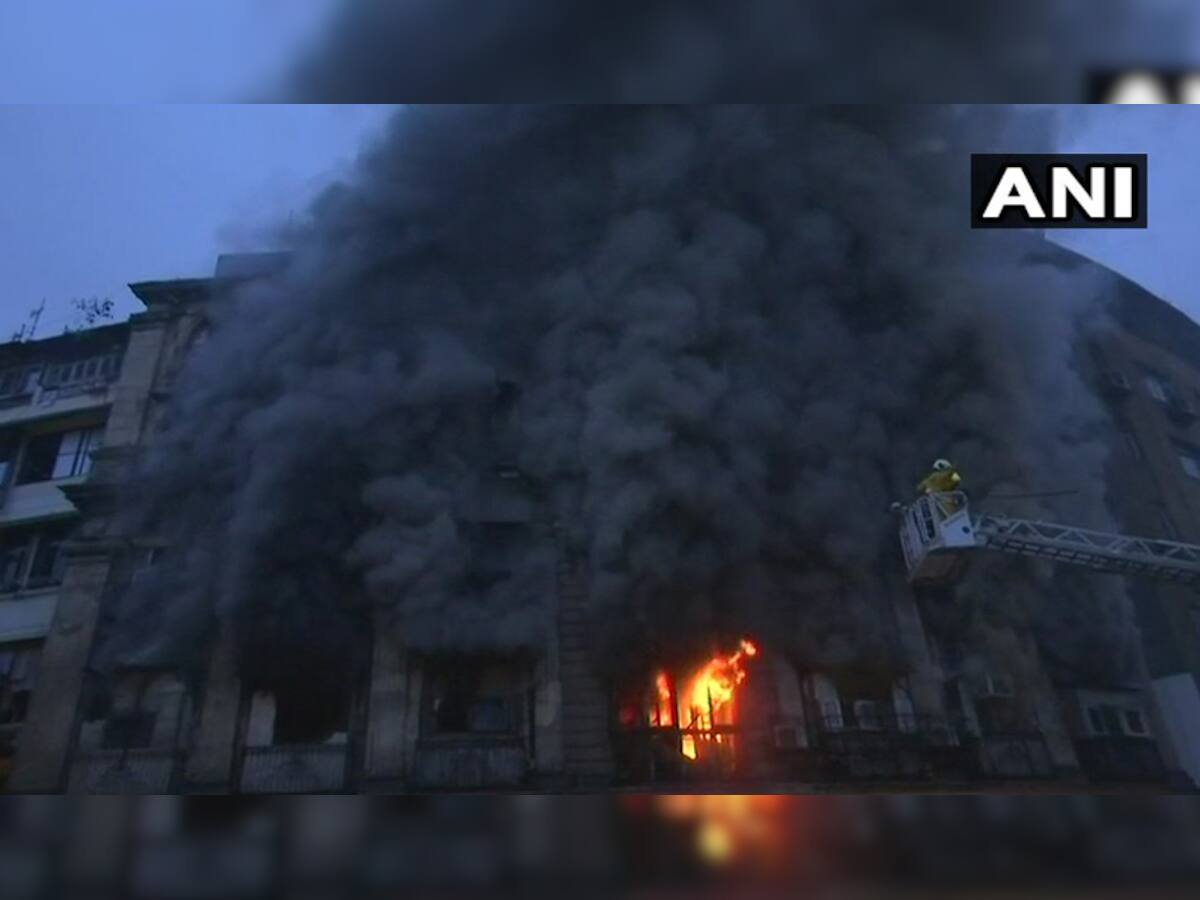 મુંબઈ: ફોર્ટ વિસ્તારની એક ઈમારતમાં ભીષણ આગ, જુઓ VIDEO
