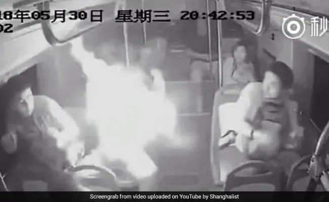VIDEO : બસની અંદર બેઠી હતી વ્યક્તિ અને એકાએક બેગમાં થયો બ્લાસ્ટ VIDEO : બસની અંદર બેઠી હતી વ્યક્તિ અને એકાએક બેગમાં થયો બ્લાસ્ટ