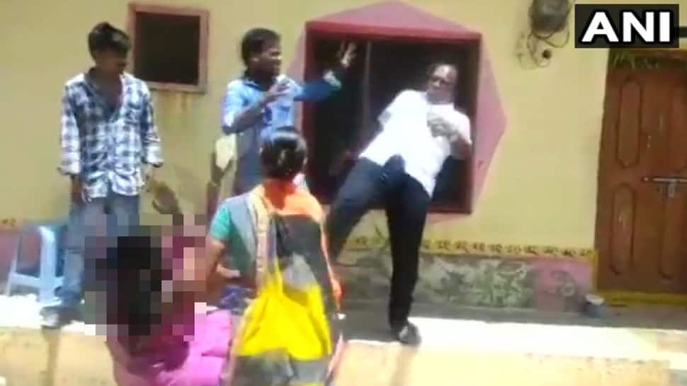 VIDEO : તેલંગાણામાં TRSના નેતાએ તમામ હદો પાર કરી, મહિલાની છાતી પર મારી લાત VIDEO : તેલંગાણામાં TRSના નેતાએ તમામ હદો પાર કરી, મહિલાની છાતી પર મારી લાત