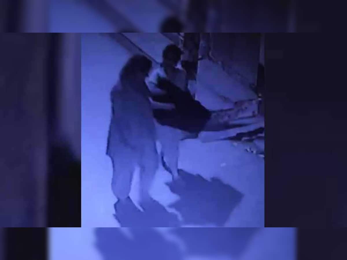 VIDEO બુરાડી કેસ: CCTV ફૂટેજથી થયો મોટો ખુલાસો, મોત પહેલા મહિલાઓ કઈંક લાવતી જોવા મળી 