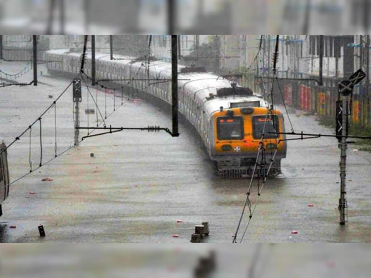 મુંબઈમાં મેઘો અનરાધાર..કલવાથી થાણા વચ્ચે ટ્રેક પર ઘુંટણ સમા પાણી, ટ્રેનો પર અસર 