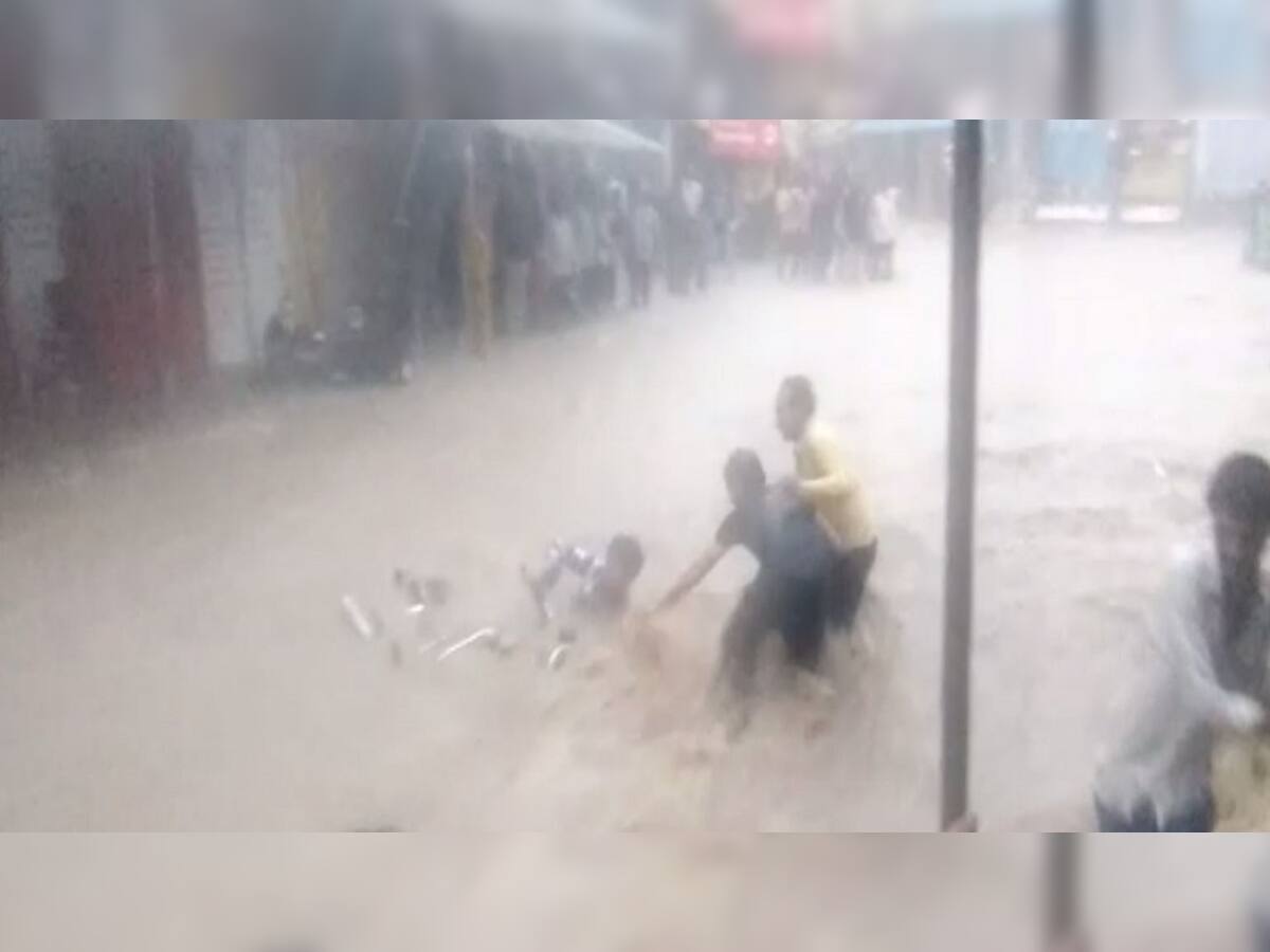VIDEO: ભાવનગરના જેસરમાં બાઇક સાથે બે લોકો પાણીમાં તણાયા