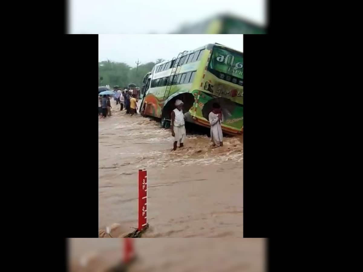  અમરેલીઃ નવલખી નદીના પ્રવાહમાં બસ ફસાઇ, ગામલોકોએ 35 મુસાફરોને બચાવ્યા 