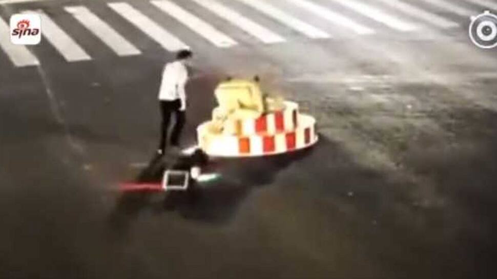 VIRAL VIDEO : રેડ સિગ્નલ જોઈને ગુસ્સામાં કરી બેઠો ન કરવાનું અને પછી... VIRAL VIDEO : રેડ સિગ્નલ જોઈને ગુસ્સામાં કરી બેઠો ન કરવાનું અને પછી...