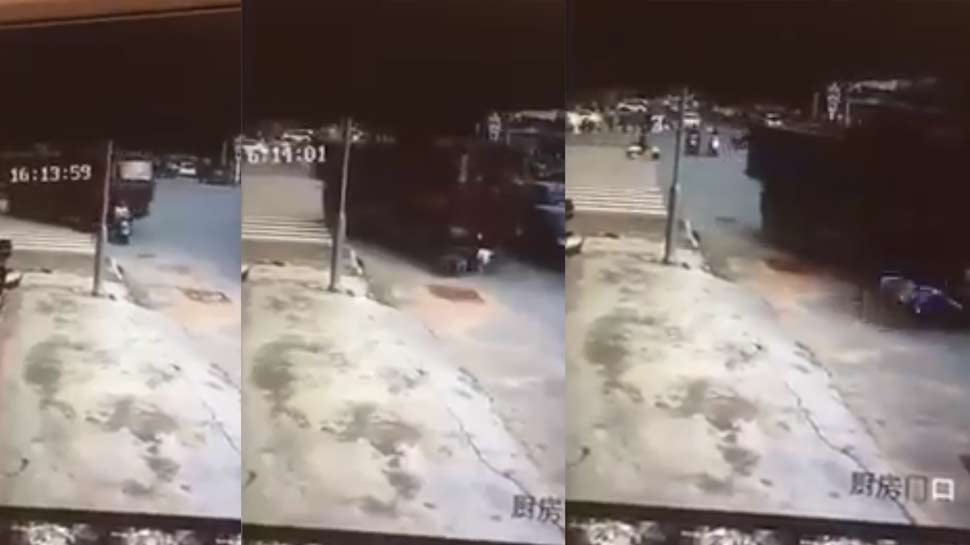 અકસ્માતનો Live Video: સ્કૂટી પર જતી મહિલા પર ટ્રક ફરી વળ્યો, મહિલાનો ચમત્કારીક બચાવ અકસ્માતનો Live Video: સ્કૂટી પર જતી મહિલા પર ટ્રક ફરી વળ્યો, મહિલાનો ચમત્કારીક બચાવ