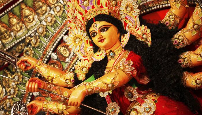 નવરાત્રી : રોજ ગવાતી આદ્યા શક્તિ આરતીના અર્થમાં છુપાયેલા રહસ્યો, શું તમે જાણો છો? નવરાત્રી : રોજ ગવાતી આદ્યા શક્તિ આરતીના અર્થમાં છુપાયેલા રહસ્યો, શું તમે જાણો છો?