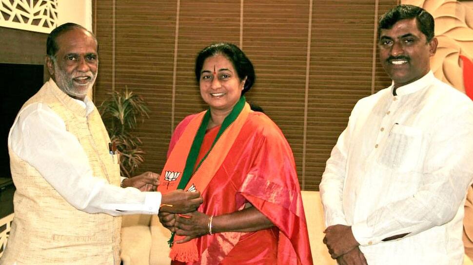 તેલંગણા: કોંગ્રેસના વરિષ્ઠ નેતાના પત્ની સવારે BJPમાં સામેલ, ગણતરીના કલાકોમાં પાછા કોંગ્રેસ ભેગા થયા તેલંગણા: કોંગ્રેસના વરિષ્ઠ નેતાના પત્ની સવારે BJPમાં સામેલ, ગણતરીના કલાકોમાં પાછા કોંગ્રેસ ભેગા થયા