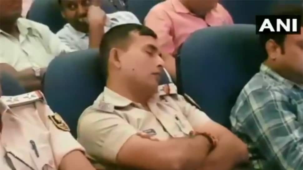 કાર્યક્રમમાં ઊંઘતા ઝડપાયેલા પોલીસ અંગે તેમના DIGએ હૃદય સ્પર્શી જાય તેવો જવાબ આપ્યો કાર્યક્રમમાં ઊંઘતા ઝડપાયેલા પોલીસ અંગે તેમના DIGએ હૃદય સ્પર્શી જાય તેવો જવાબ આપ્યો