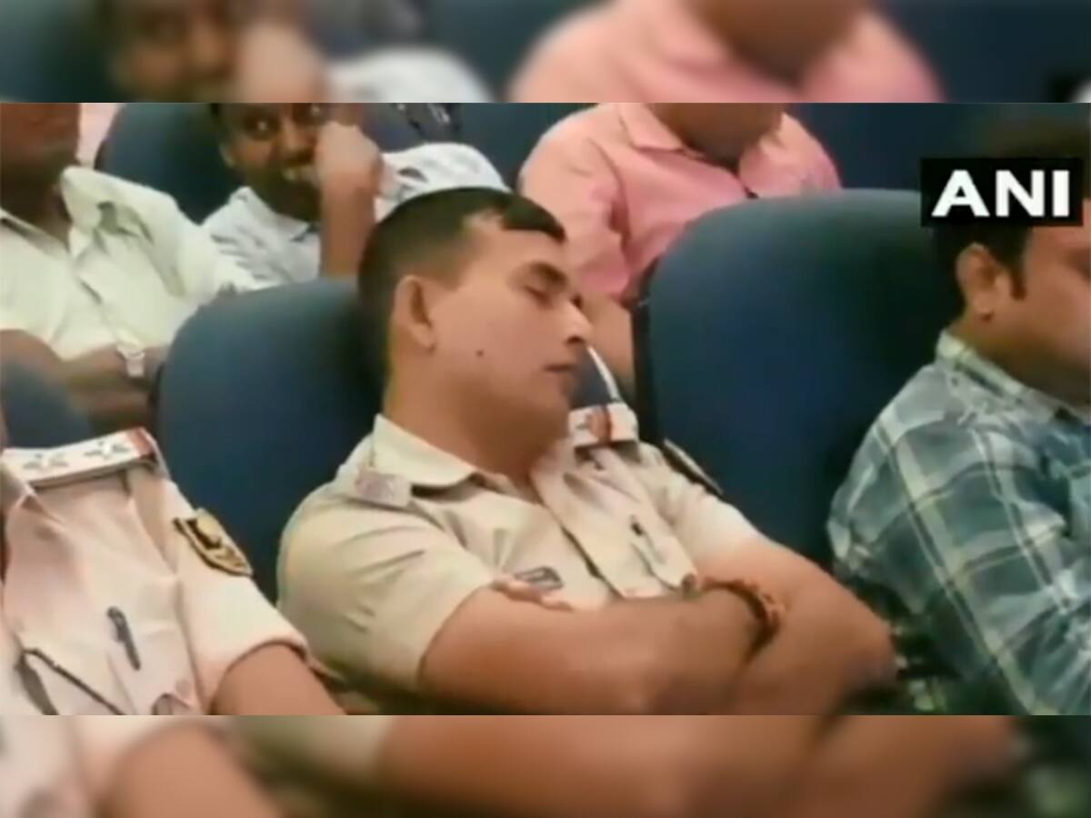 કાર્યક્રમમાં ઊંઘતા ઝડપાયેલા પોલીસ અંગે તેમના DIGએ હૃદય સ્પર્શી જાય તેવો જવાબ આપ્યો