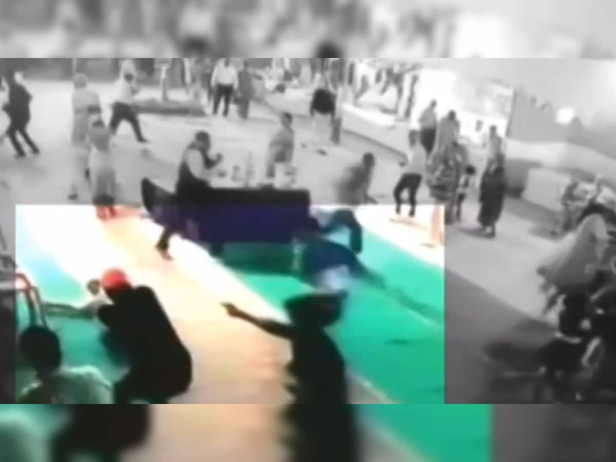 VIDEO: અલાહાબાદના દુર્ગા પંડાલમાં મર્ડરથી અફરાતફરી મચી, હિસ્ટ્રીશીટર પર અંધાધૂંધ ફાયરિંગ