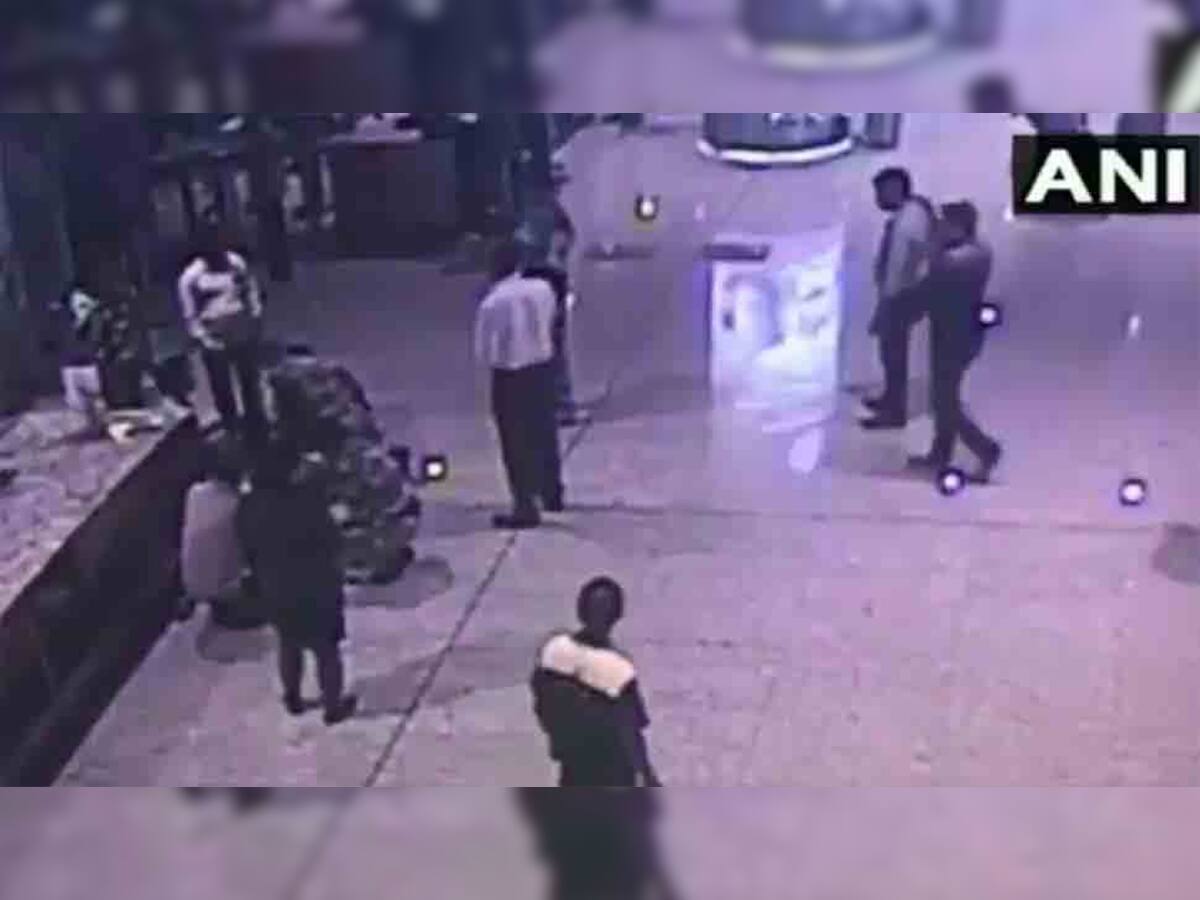 VIDEO: મુંબઇ એરપોર્ટ પર પેસેન્જરને આવ્યો એટેક, CISFના જવાને બચાવ્યો જીવ