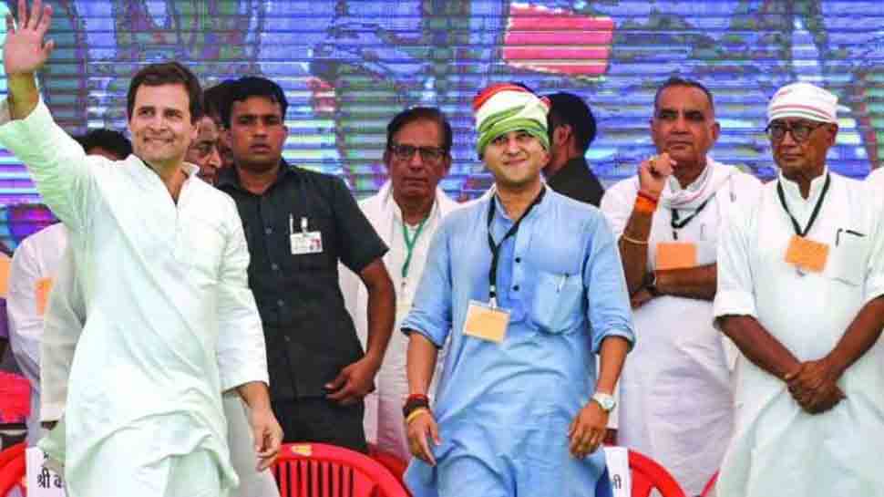 મધ્યપ્રદેશમાં અસંતોષ આસમાને: રાહુલની સામે જ જ્યોતિરાદિત્ય-દિગ્ગી બાખડ્યા મધ્યપ્રદેશમાં અસંતોષ આસમાને: રાહુલની સામે જ જ્યોતિરાદિત્ય-દિગ્ગી બાખડ્યા