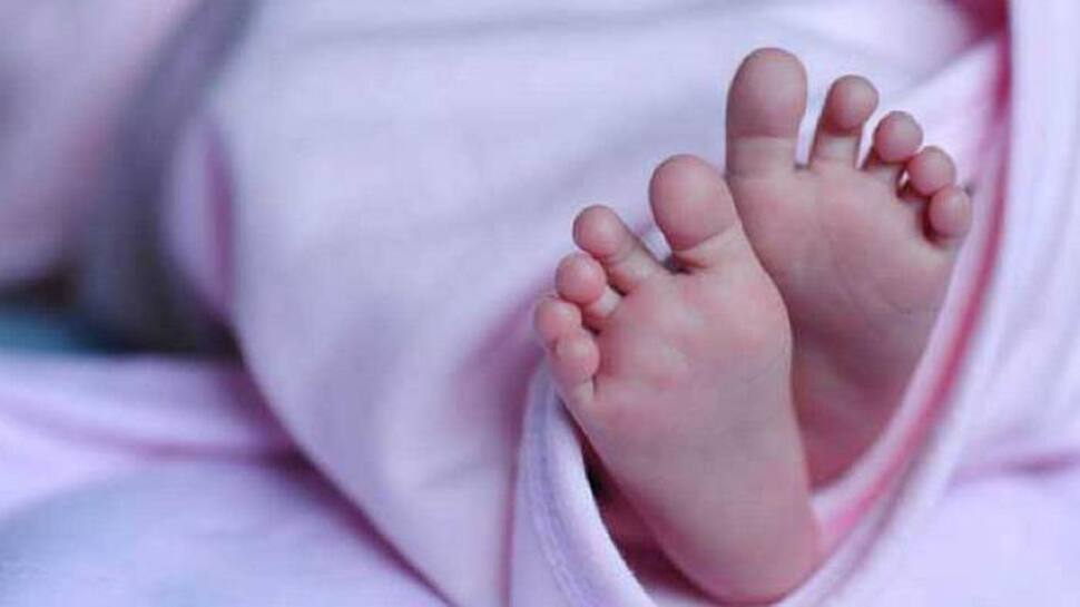 અમદાવાદ : લોકોએ અવાજની દિશામાં દોટ મૂકી, તો ડોલમાં બાળકી જોઈ ચોંક્યા અમદાવાદ : લોકોએ અવાજની દિશામાં દોટ મૂકી, તો ડોલમાં બાળકી જોઈ ચોંક્યા