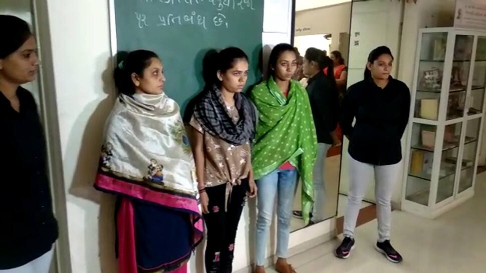 હનીટ્રેપ: લાલચ આપી માતા પુત્રીએ મળીને ઘડ્યો સરપંચને લૂટવાનો પ્લાન હનીટ્રેપ: લાલચ આપી માતા પુત્રીએ મળીને ઘડ્યો સરપંચને લૂટવાનો પ્લાન