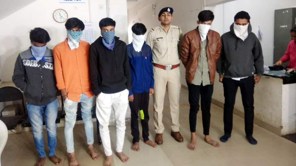 અમદાવાદ: દારૂની મહેફીલ માણતા 6 વિદ્યાર્થીઓ ઝડપાયા અમદાવાદ: દારૂની મહેફીલ માણતા 6 વિદ્યાર્થીઓ ઝડપાયા