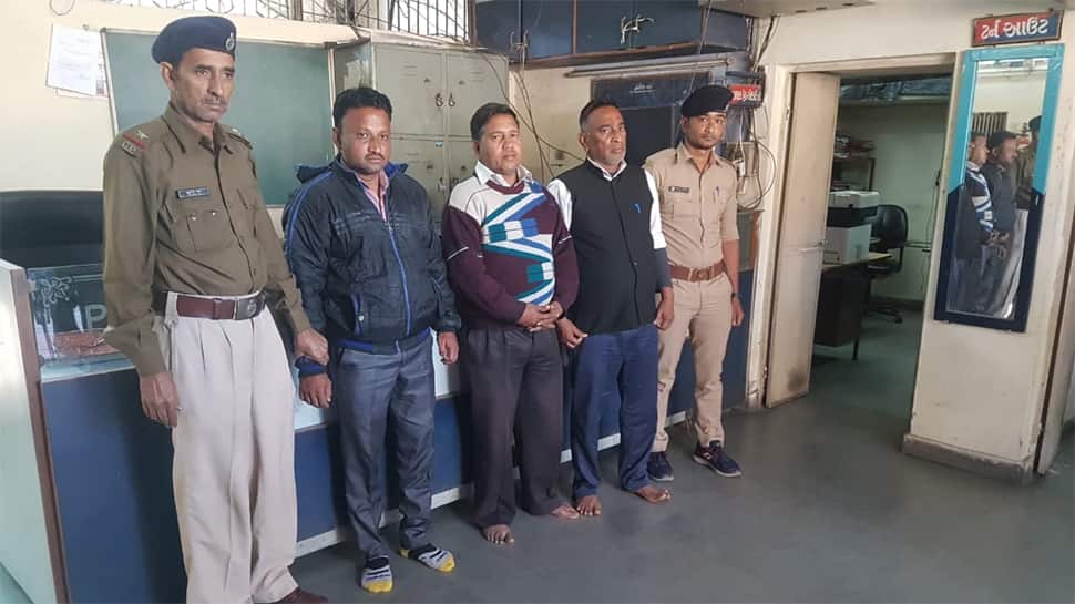 અમદાવાદ: એક કા તીન કરવાનું કૌભાંડ, લોભામણી લાલચથી કરતા છેતકપિંડી અમદાવાદ: એક કા તીન કરવાનું કૌભાંડ, લોભામણી લાલચથી કરતા છેતકપિંડી