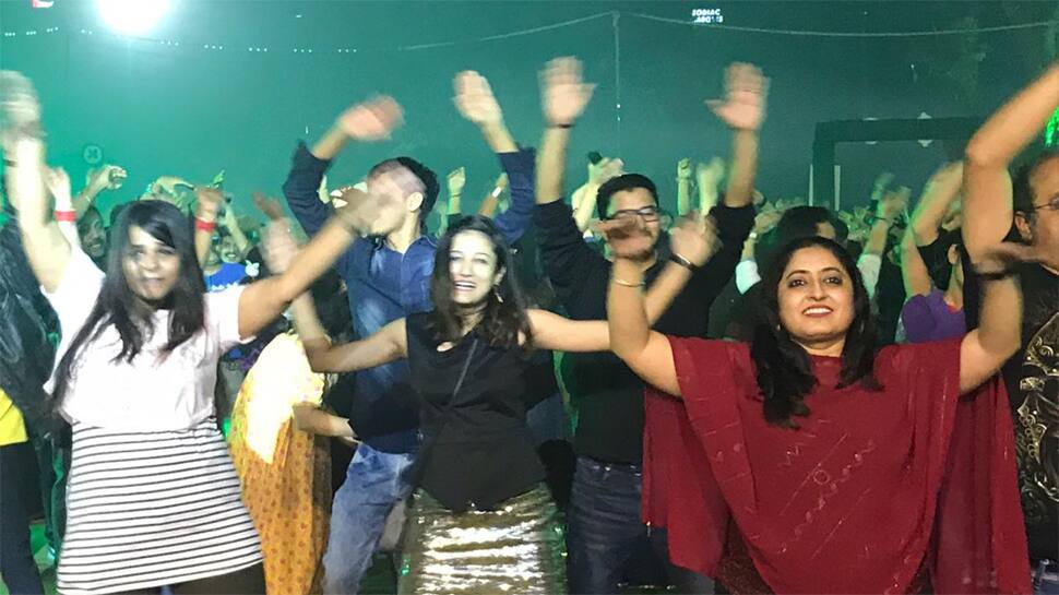 બાય બાય 2018: ગુજરાતમાં ન્યૂયરની ઠેર-ઠેર પાર્ટીઓ, યુવાઓએ કર્યું વેલકમ 2019 બાય બાય 2018: ગુજરાતમાં ન્યૂયરની ઠેર-ઠેર પાર્ટીઓ, યુવાઓએ કર્યું વેલકમ 2019