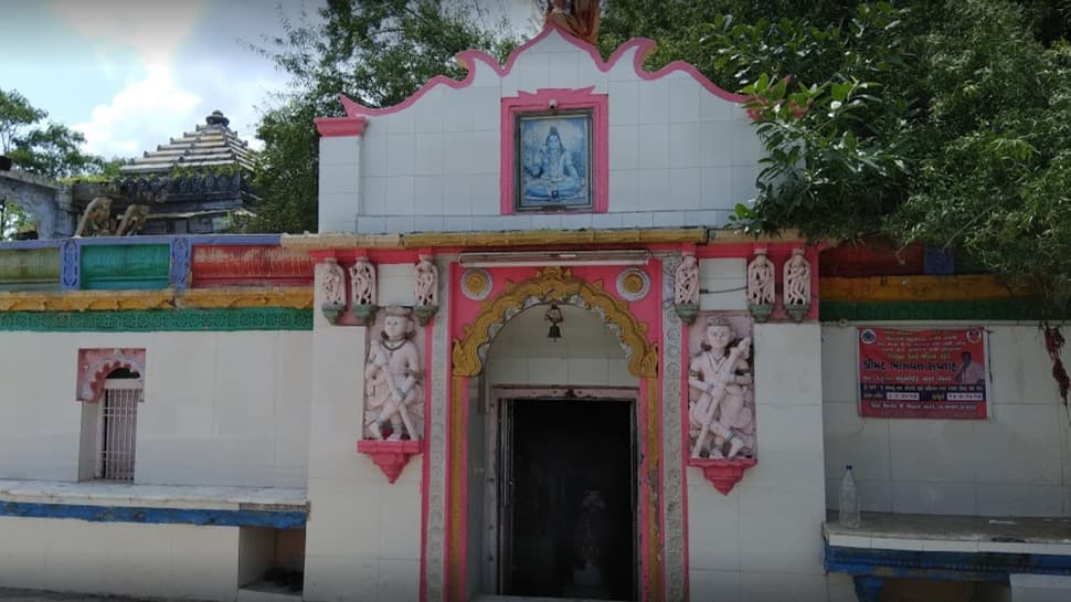 5500 વર્ષ જૂનું મહાદેવનું શિખર વિનાનું મંદિર, વૃક્ષ પરથી થાય છે ખાંડની વર્ષા 5500 વર્ષ જૂનું મહાદેવનું શિખર વિનાનું મંદિર, વૃક્ષ પરથી થાય છે ખાંડની વર્ષા
