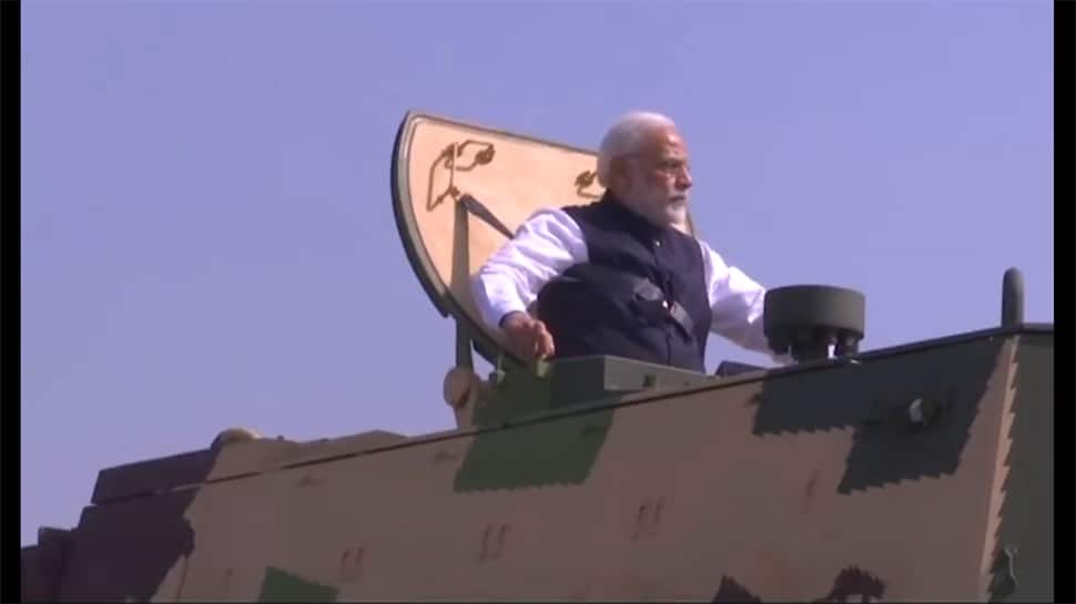 Watch Video : સૈનિકની જેમ PM મોદીએ જાતે K-9 વજ્ર ટેન્કની સવારી કરી Watch Video : સૈનિકની જેમ PM મોદીએ જાતે K-9 વજ્ર ટેન્કની સવારી કરી