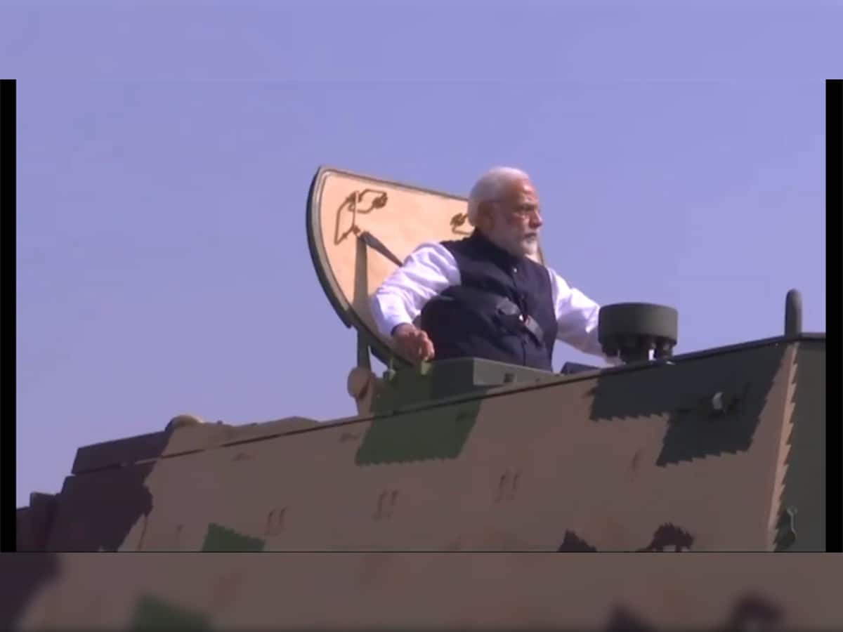 Watch Video : સૈનિકની જેમ PM મોદીએ જાતે K-9 વજ્ર ટેન્કની સવારી કરી