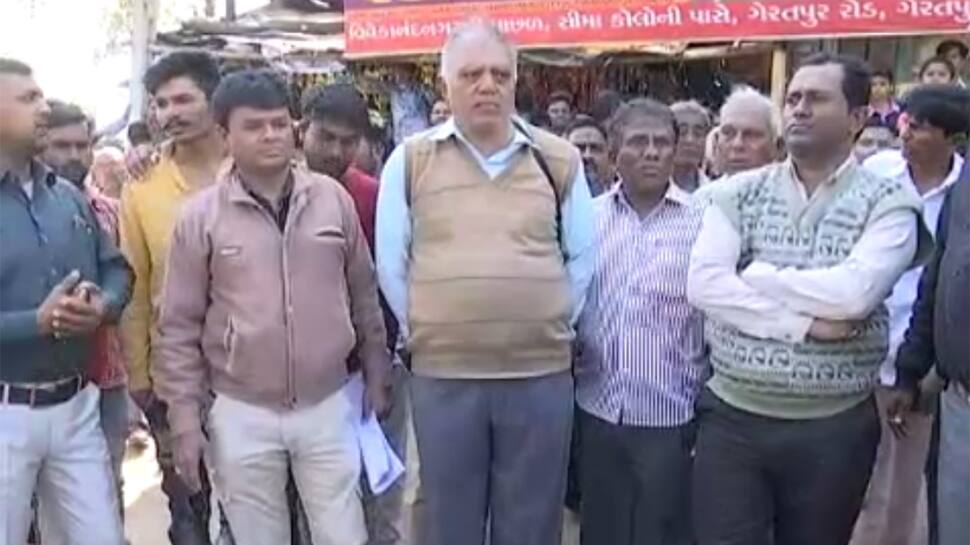 અમદાવાદ: દસક્રોઈના વાંચ ગામે જમીન બાબતે જંગ, પોલીસ કાફલો સ્થળ પર અમદાવાદ: દસક્રોઈના વાંચ ગામે જમીન બાબતે જંગ, પોલીસ કાફલો સ્થળ પર