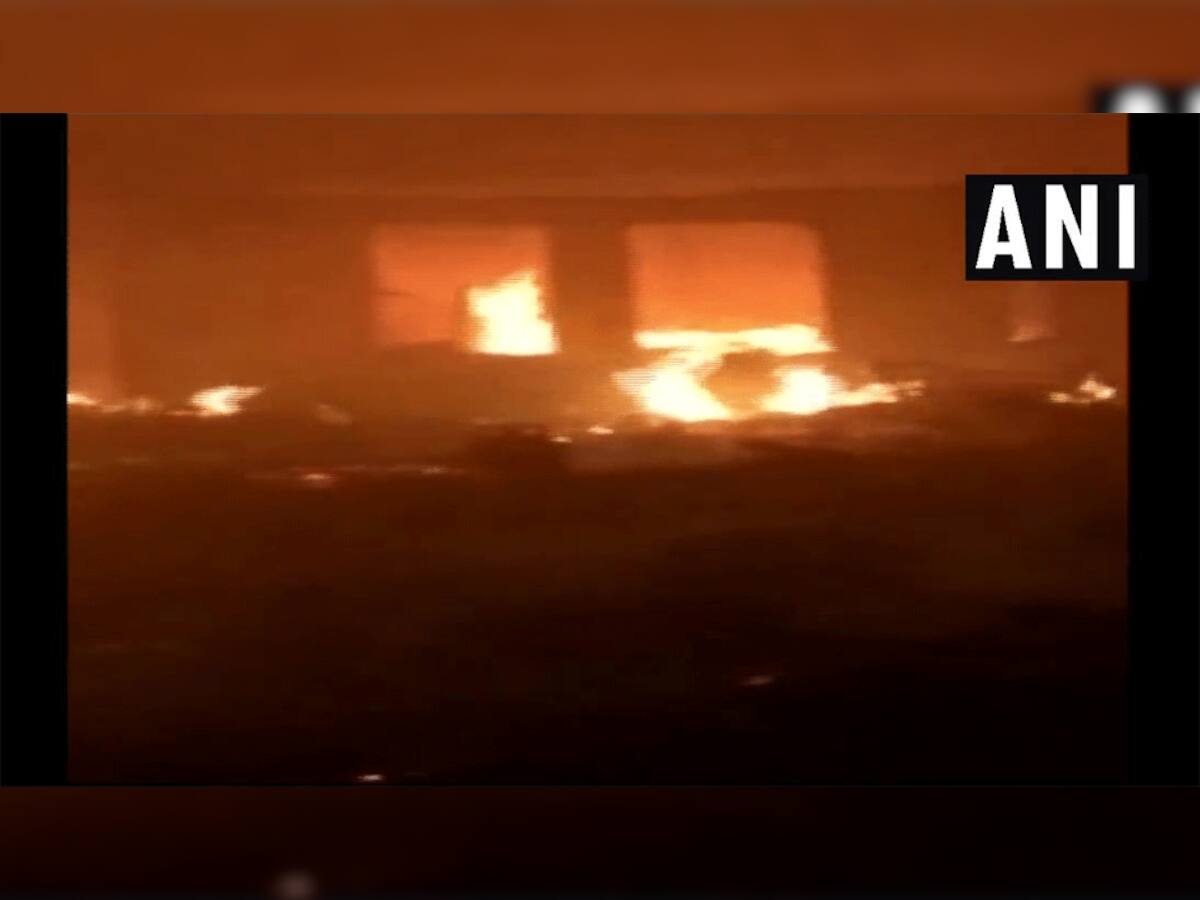 દિલ્હી: પશ્ચિમપુરીમાં મધરાતે ભીષણ આગ લાગી, 250 જેટલા ઝૂપડાં બળીને ખાખ 