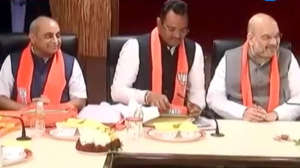 અમદાવાદ: અમિત શાહની અધ્યક્ષતામાં ભાજપની બેઠક, આશા પટેલ સાથે કરી મુલાકાત અમદાવાદ: અમિત શાહની અધ્યક્ષતામાં ભાજપની બેઠક, આશા પટેલ સાથે કરી મુલાકાત