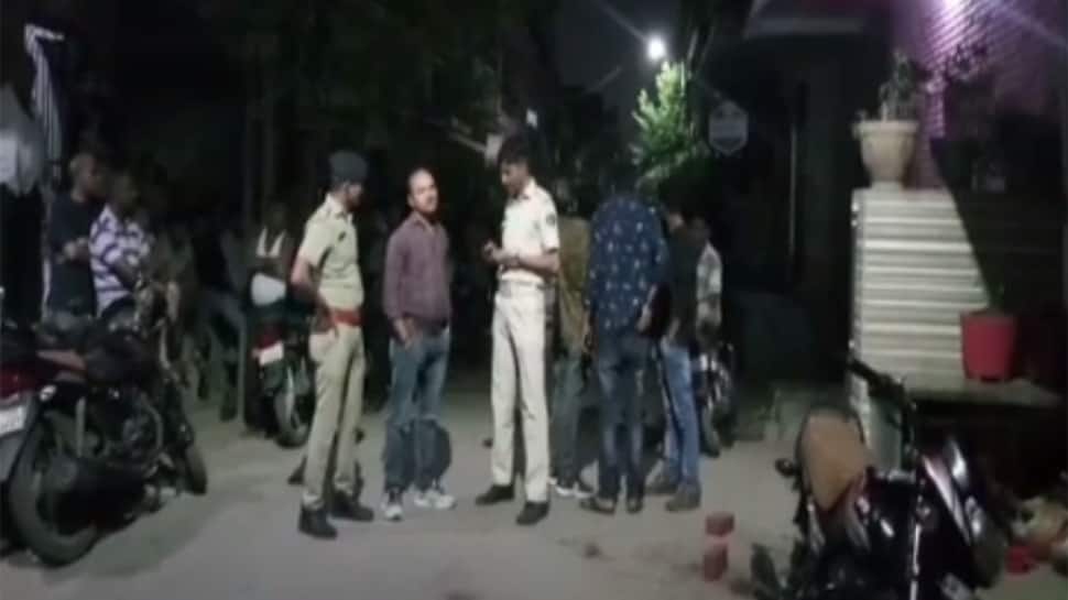 અમદાવાદ: નાગોરીવાડમાં જૂથ અથડામણ થતા ટોળાએ કાર સળગાવી, થયો પથ્થરમારો અમદાવાદ: નાગોરીવાડમાં જૂથ અથડામણ થતા ટોળાએ કાર સળગાવી, થયો પથ્થરમારો