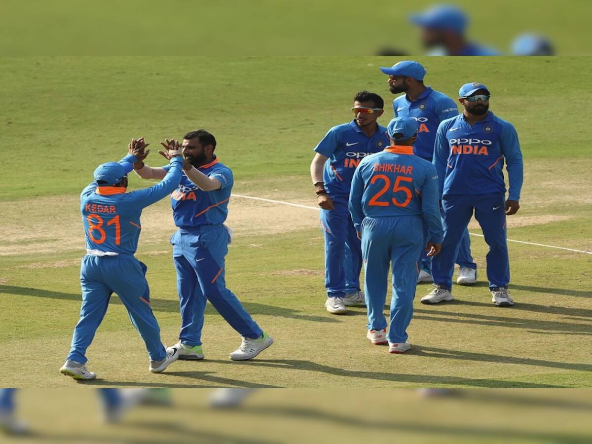 INDvsAUS: ધોની-જાધવની વિજયી ભાગીદારી, ભારત 6 વિકેટે જીત્યું, શ્રેણીમાં 1-0થી આગળ 