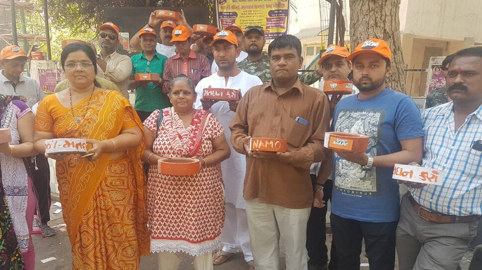 અમદાવાદ : ગરમીનો લાભ લઈને ભાજપી કાર્યકર્તાઓએ કર્યો હટકે સ્ટાઈલમાં પ્રચાર અમદાવાદ : ગરમીનો લાભ લઈને ભાજપી કાર્યકર્તાઓએ કર્યો હટકે સ્ટાઈલમાં પ્રચાર