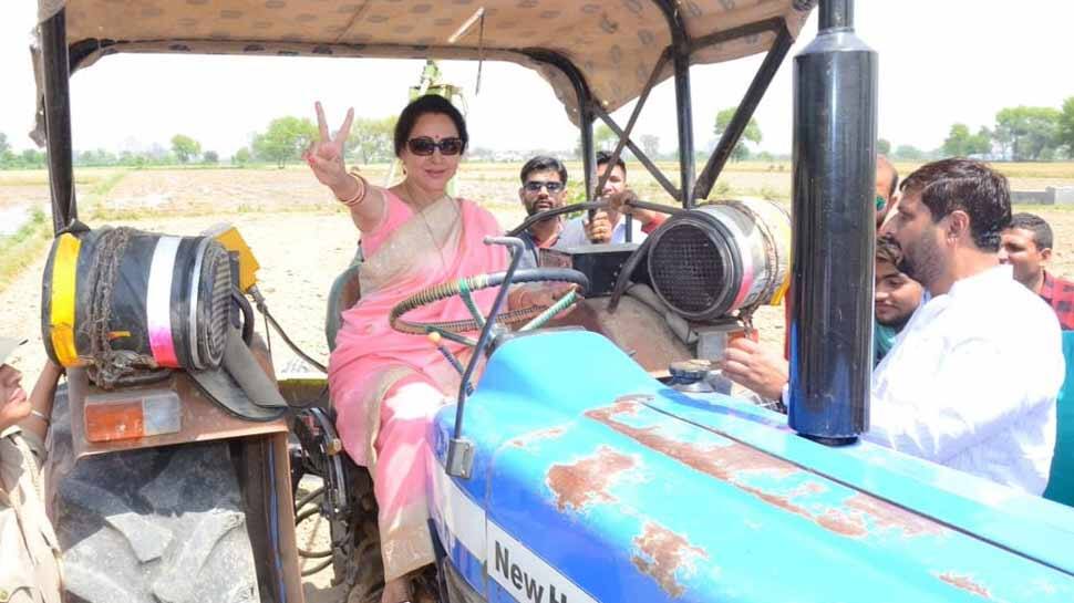 લોકસભા 2019: ઘઉં વાઢ્યા બાદ હવે હેમા ટ્રેક્ટર લઇને પહોંચ્યા બટાકાના ખેતરમાં... લોકસભા 2019: ઘઉં વાઢ્યા બાદ હવે હેમા ટ્રેક્ટર લઇને પહોંચ્યા બટાકાના ખેતરમાં...