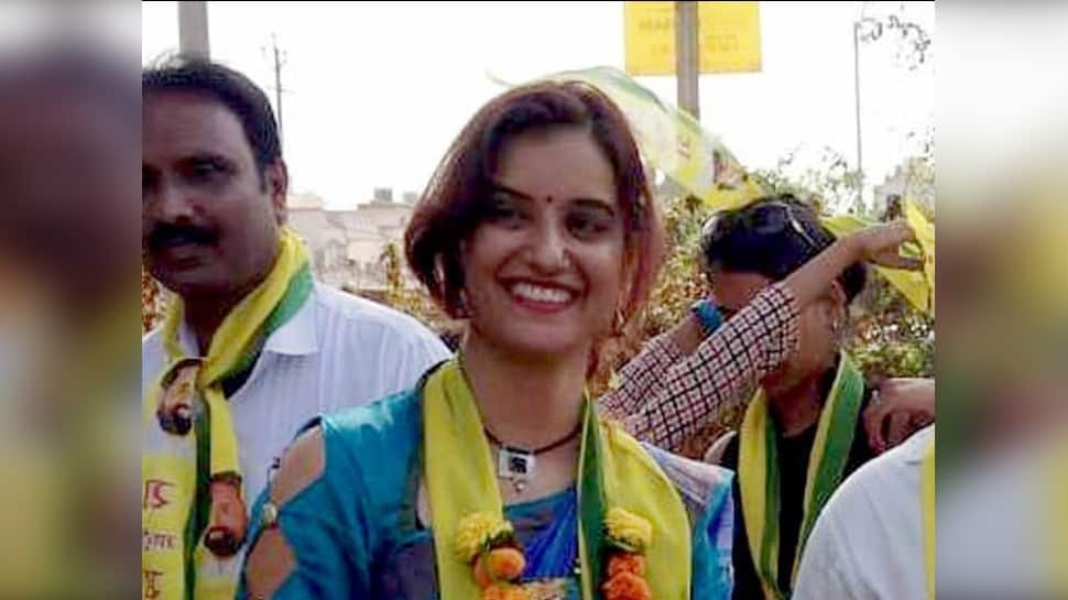 છેતરપીંડીના કેસમાં રાષ્ટ્રવાદી સમાજવાદી પાર્ટીની મહિલા ઉમેદવારની ધરપકડ છેતરપીંડીના કેસમાં રાષ્ટ્રવાદી સમાજવાદી પાર્ટીની મહિલા ઉમેદવારની ધરપકડ