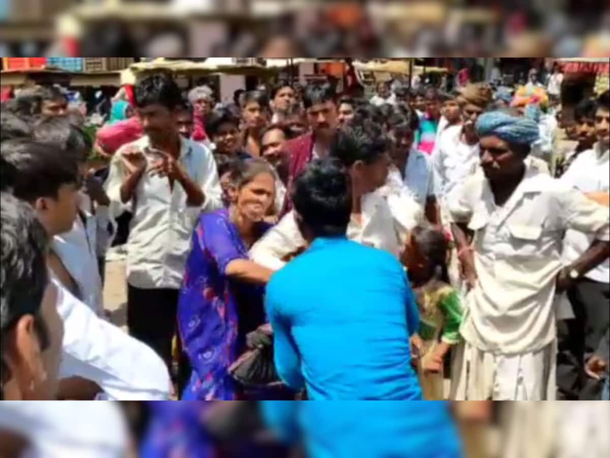 Video : ગુસ્સે ભરાયેલી ગુજરાતી મહિલાએ યુવકને જાહેરમાં ચપ્પલથી ધોઈ નાંખ્યો