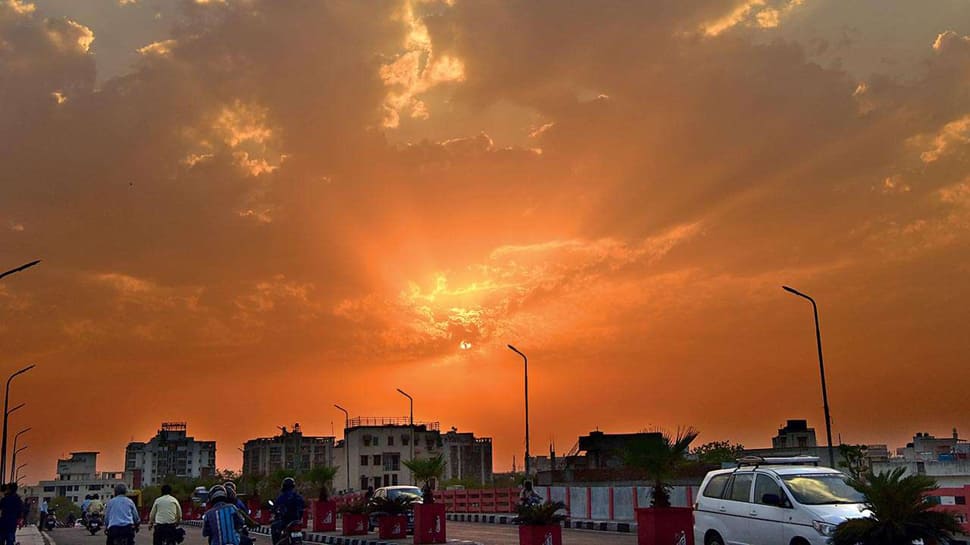 ગરમીથી લોકોની તબિયત લથડી, રવિવારે રાજ્યભરમાં ઈમરજન્સીના 507 કૉલ મળ્યા ગરમીથી લોકોની તબિયત લથડી, રવિવારે રાજ્યભરમાં ઈમરજન્સીના 507 કૉલ મળ્યા
