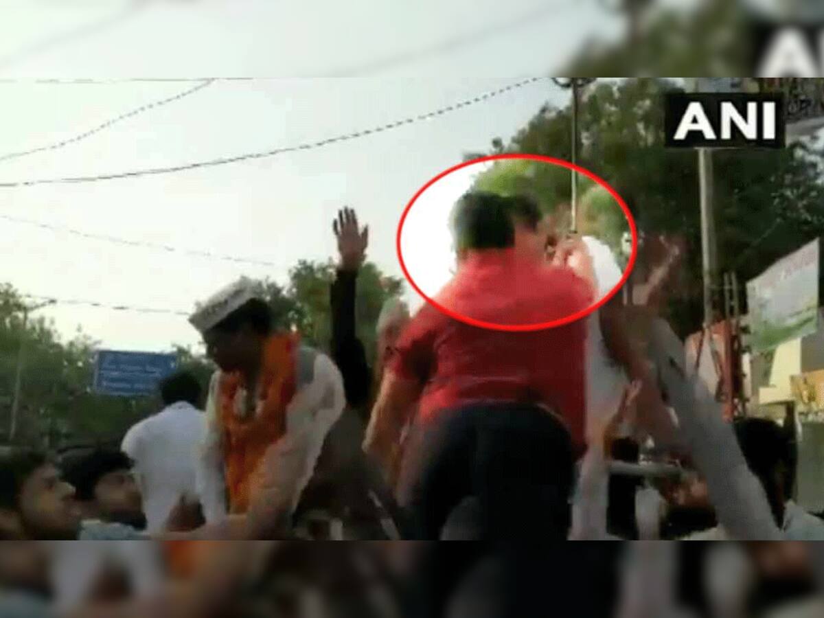 અરવિંદ કેજરીવાલનાં રોડ શો દરમિયાન એક વ્યક્તિએ માર્યો લાફો, આપનો BJP પર આરોપ