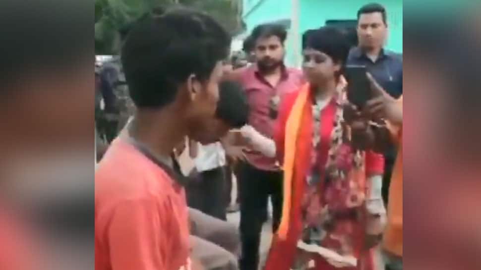 VIDEO: BJPના મહિલા ઉમેદવારની દબંગાઈ, કહ્યું-'યુપીથી 1000 લોકોને બોલાવીને પીટાઈ કરાવીશ' VIDEO: BJPના મહિલા ઉમેદવારની દબંગાઈ, કહ્યું-'યુપીથી 1000 લોકોને બોલાવીને પીટાઈ કરાવીશ'