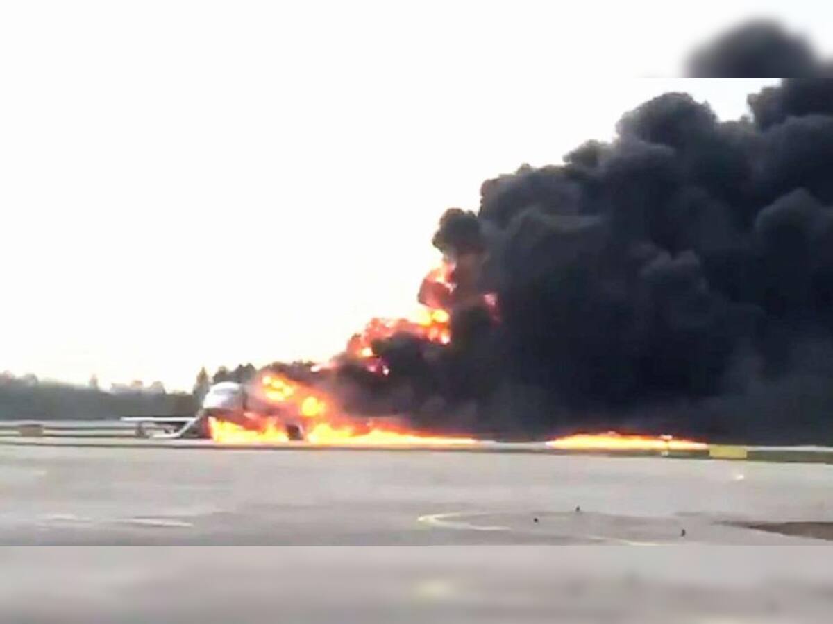 દુર્ઘટના: આગ લાગતા વિમાનમાંથી કૂદ્યા લોકો, 2 બાળક સહિત 13ના મોત, જુઓ Video