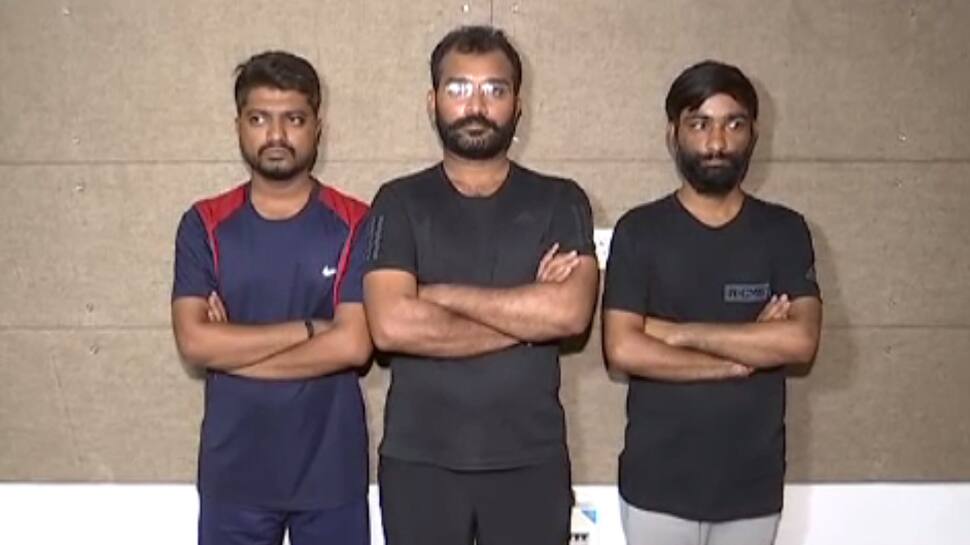 રાજકોટ: જમીનના ખોટા દસ્તાવેજો બનાવી ખેડૂતો પાસે કરોડોની માગ કરનાર ગેંગની ઘરપકડ રાજકોટ: જમીનના ખોટા દસ્તાવેજો બનાવી ખેડૂતો પાસે કરોડોની માગ કરનાર ગેંગની ઘરપકડ