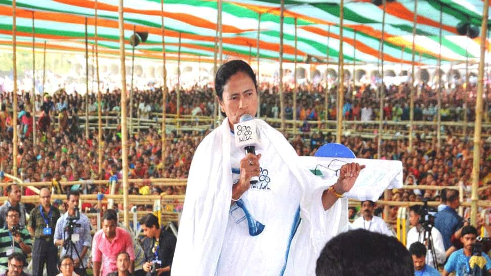 કેન્દ્રીય દળોની વર્દી પહેરીને બંગાળમાં BJP અને RSSના ગુંડાઓ ઘુસી રહ્યા છે: મમતા બેનર્જી કેન્દ્રીય દળોની વર્દી પહેરીને બંગાળમાં BJP અને RSSના ગુંડાઓ ઘુસી રહ્યા છે: મમતા બેનર્જી
