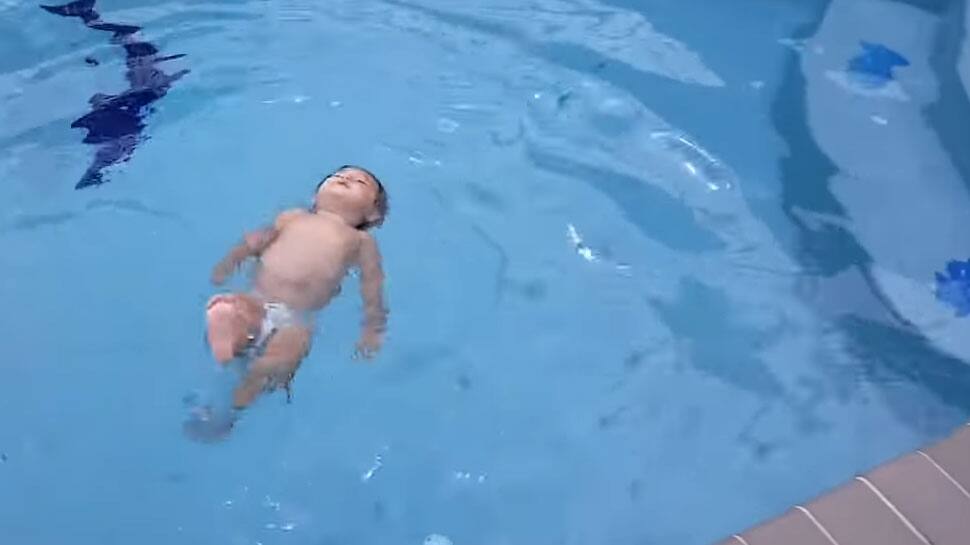 OMG: એક વર્ષની ચમત્કારી 'બેબી સ્વિમર', કમાલ જોઇ તમે પણ રહી જશો દંગ, જુઓ VIDEO OMG: એક વર્ષની ચમત્કારી 'બેબી સ્વિમર', કમાલ જોઇ તમે પણ રહી જશો દંગ, જુઓ VIDEO