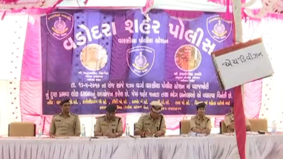 વડોદરા: વ્યાજખોરોનું દુષણ ડામવા પોલીસને નવતર પ્રયોગ, યોજ્યો લોકદરબાર વડોદરા: વ્યાજખોરોનું દુષણ ડામવા પોલીસને નવતર પ્રયોગ, યોજ્યો લોકદરબાર